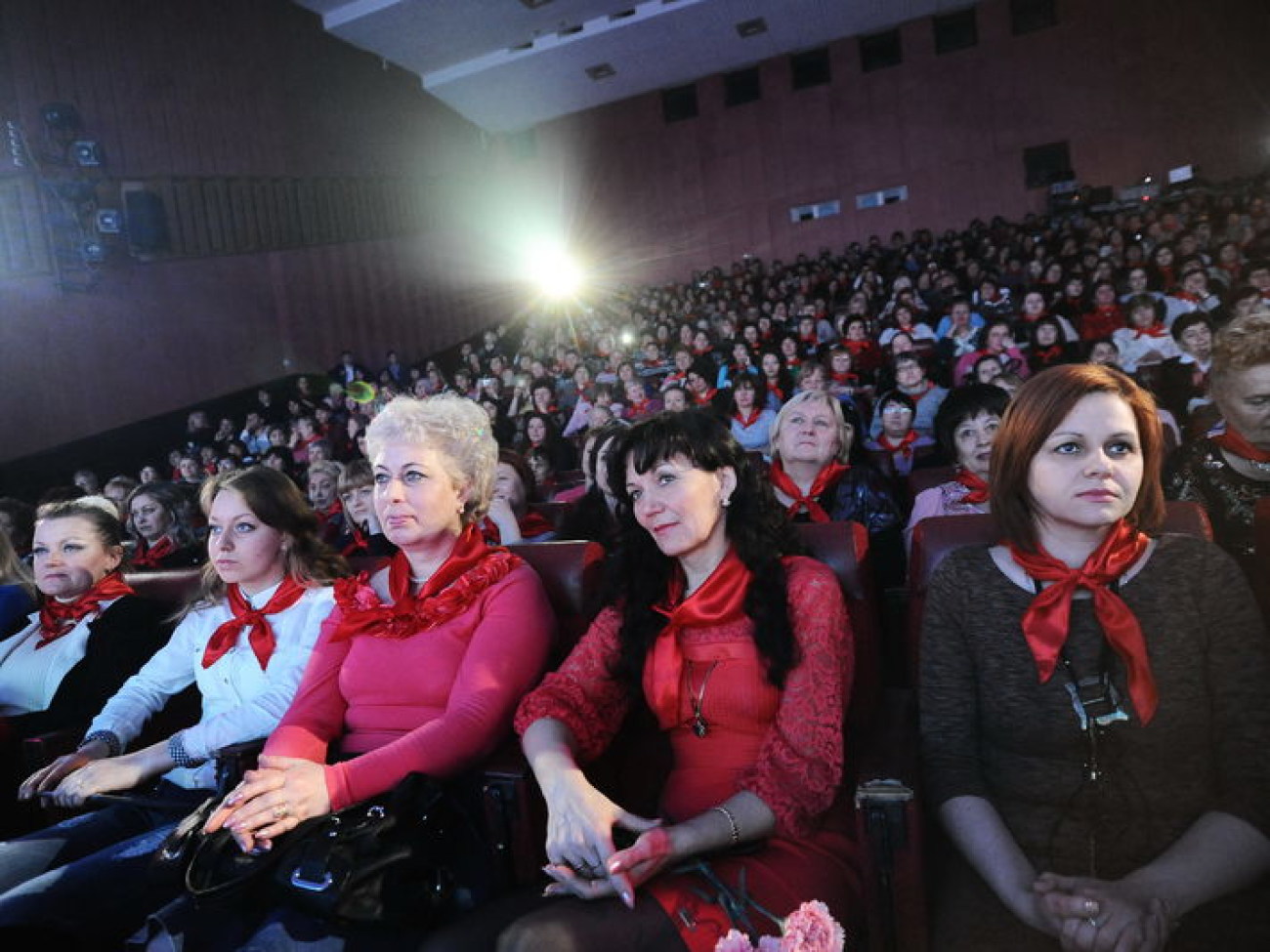 Коммунисты поздравили с 8 Марта женщин-тружениц, 6 марта 2013г.