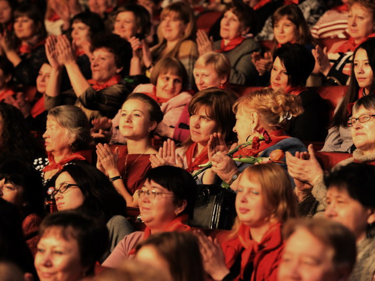 Коммунисты поздравили с 8 Марта женщин-тружениц, 6 марта 2013г.