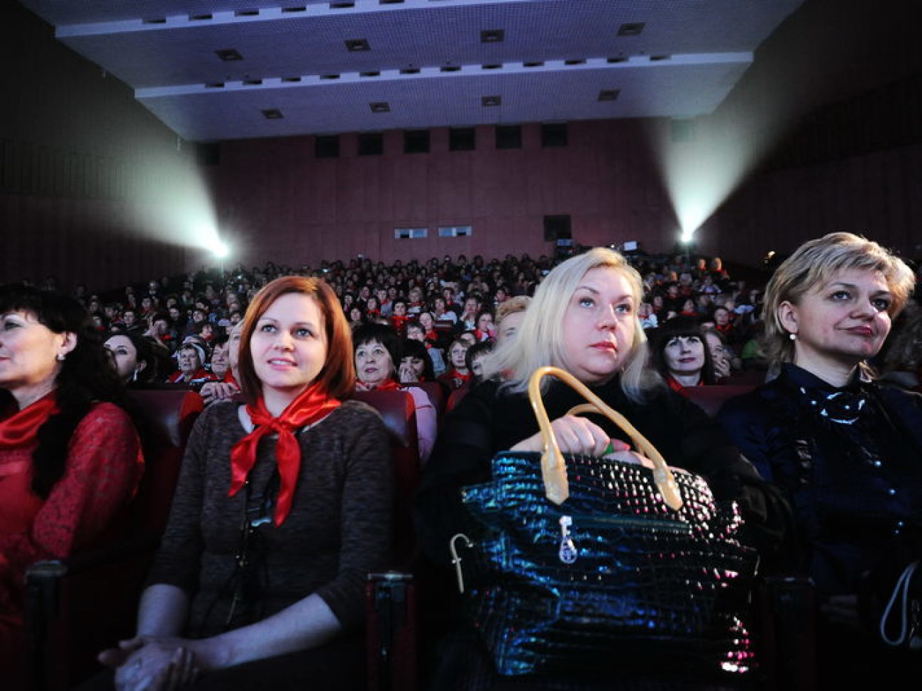 Коммунисты поздравили с 8 Марта женщин-тружениц, 6 марта 2013г.