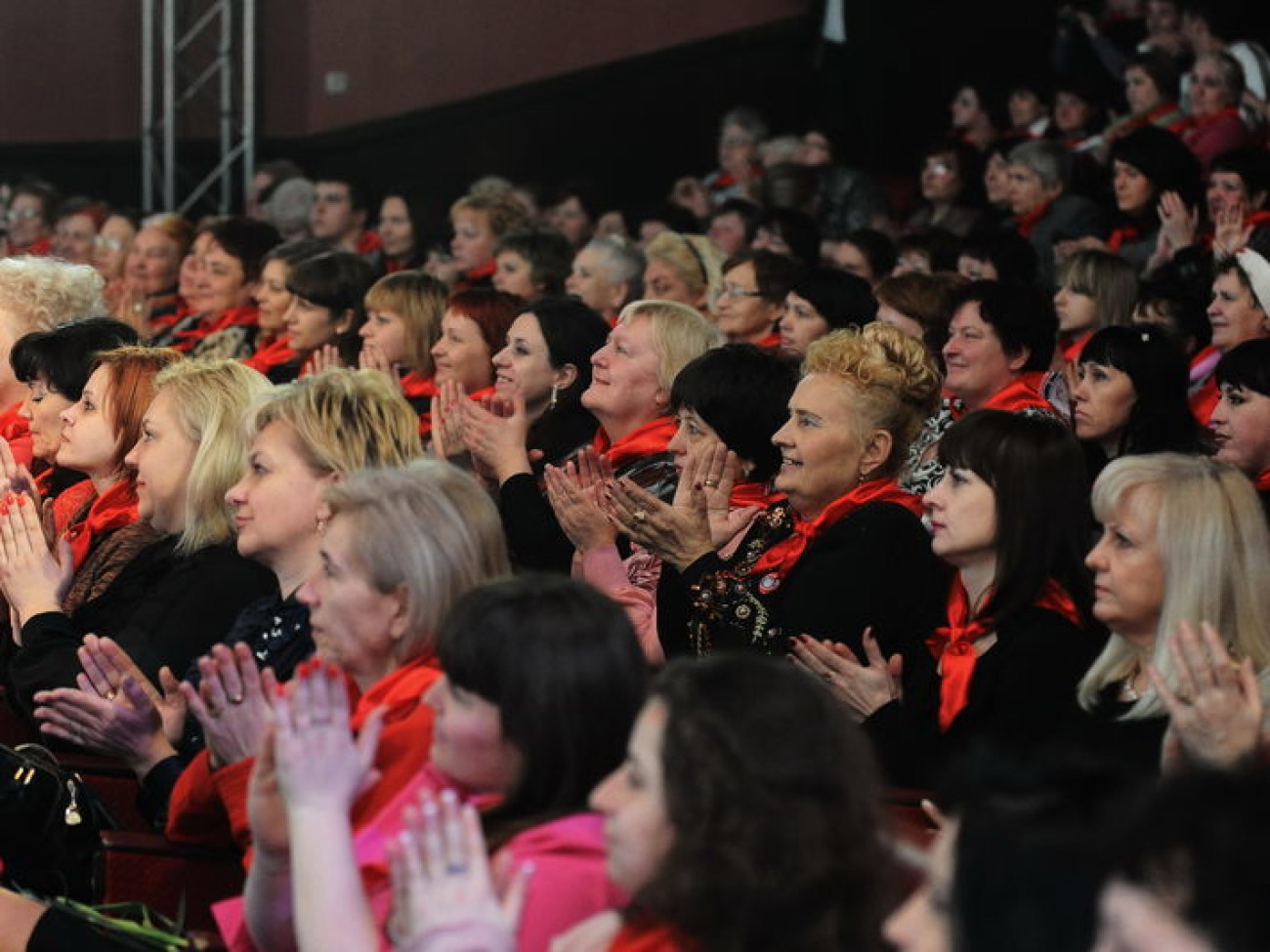 Коммунисты поздравили с 8 Марта женщин-тружениц, 6 марта 2013г.