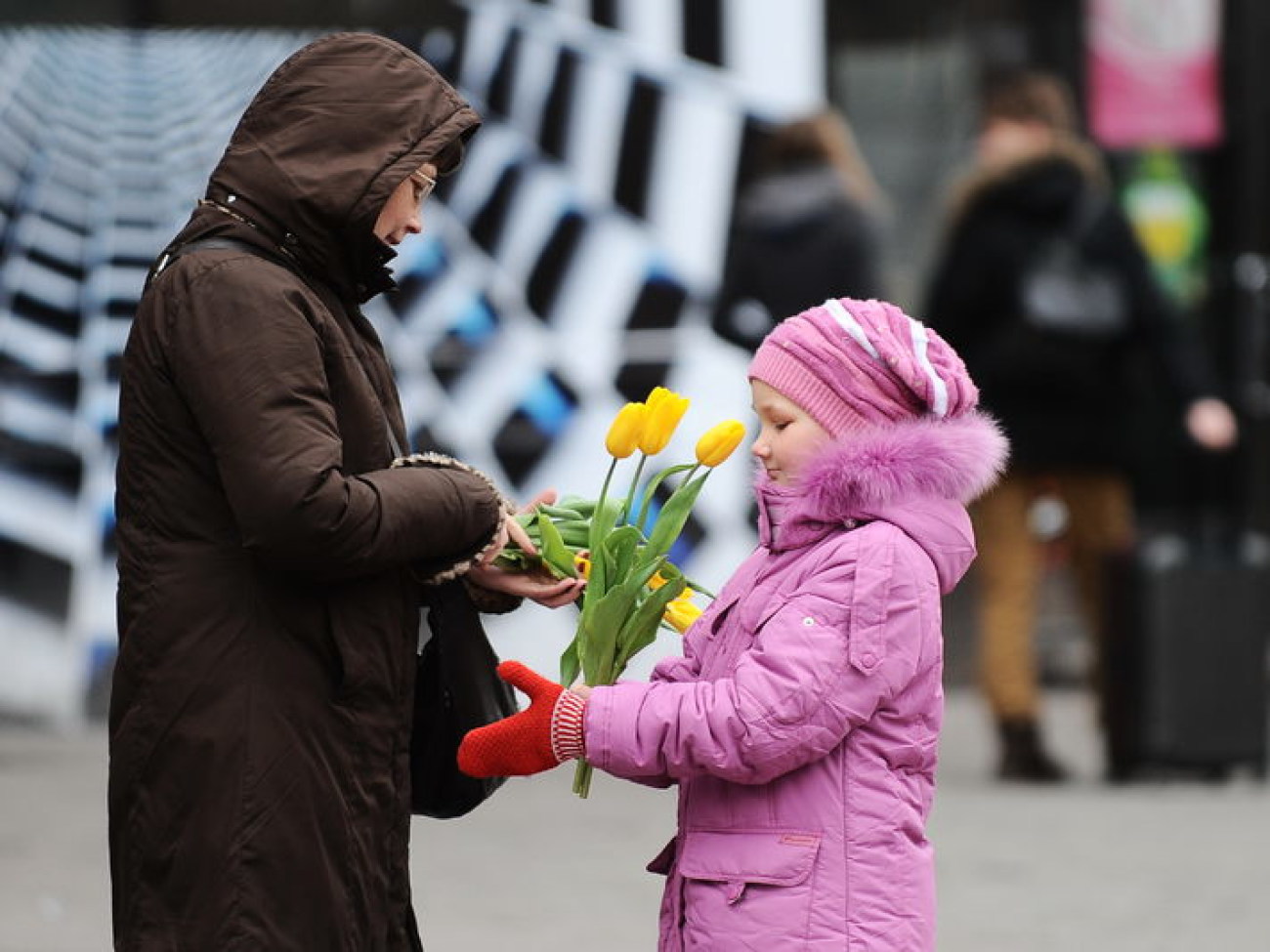 Афганцы на Крещатике дарят тюльпаны милым дамам, 8 марта 2013г.