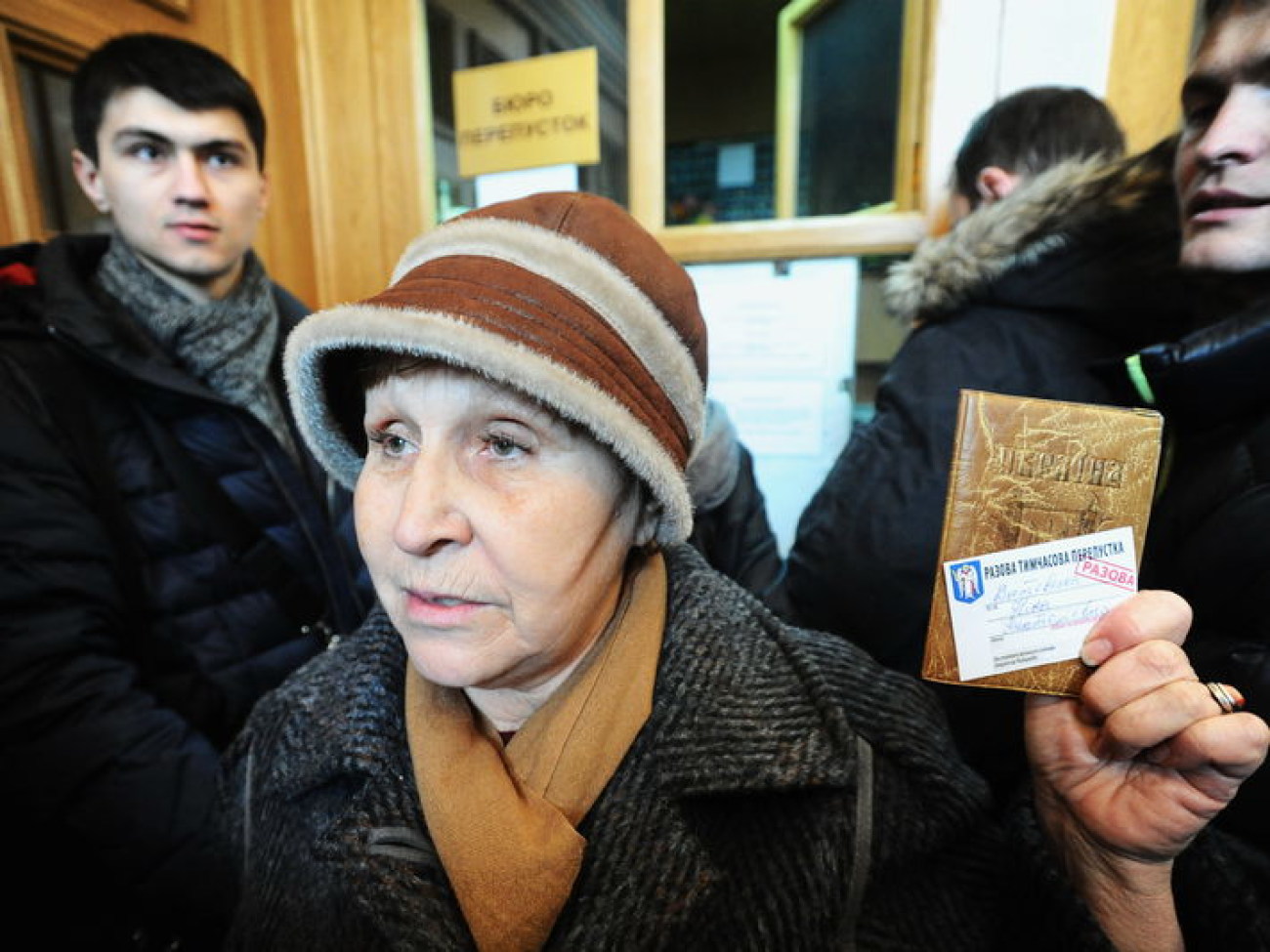 В киевскую мэрию пропускают только по паспортам, 11 марта 2013г.