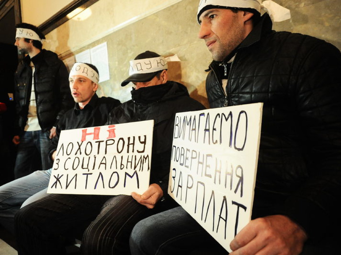 7 строителей голодают, требуя в мэрии зарплаты, 15 марта 2013г.