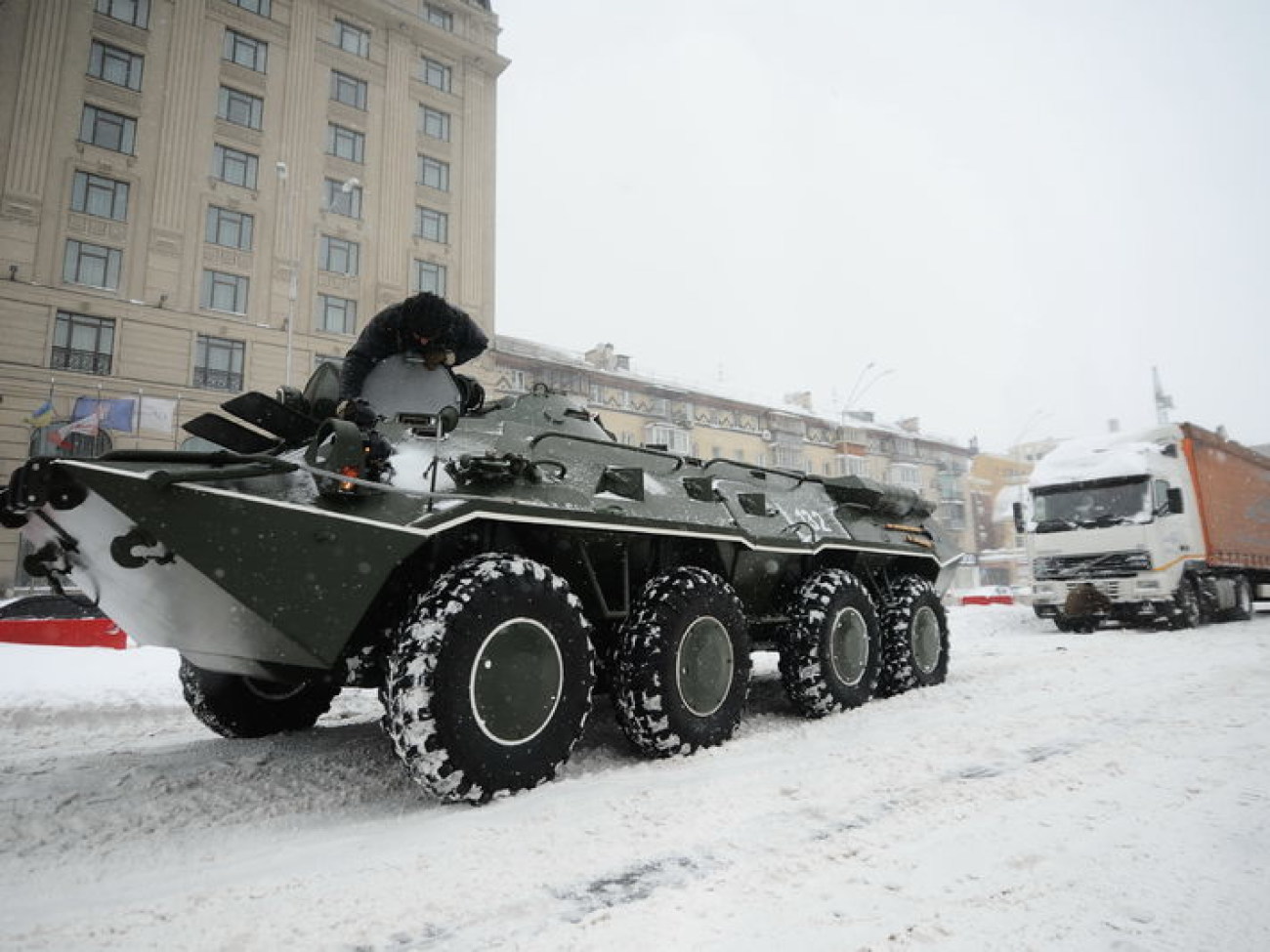 Застрявшие 40 фур в центре Киева вытаскивали МЧС и БТР, 23 марта 2013г.