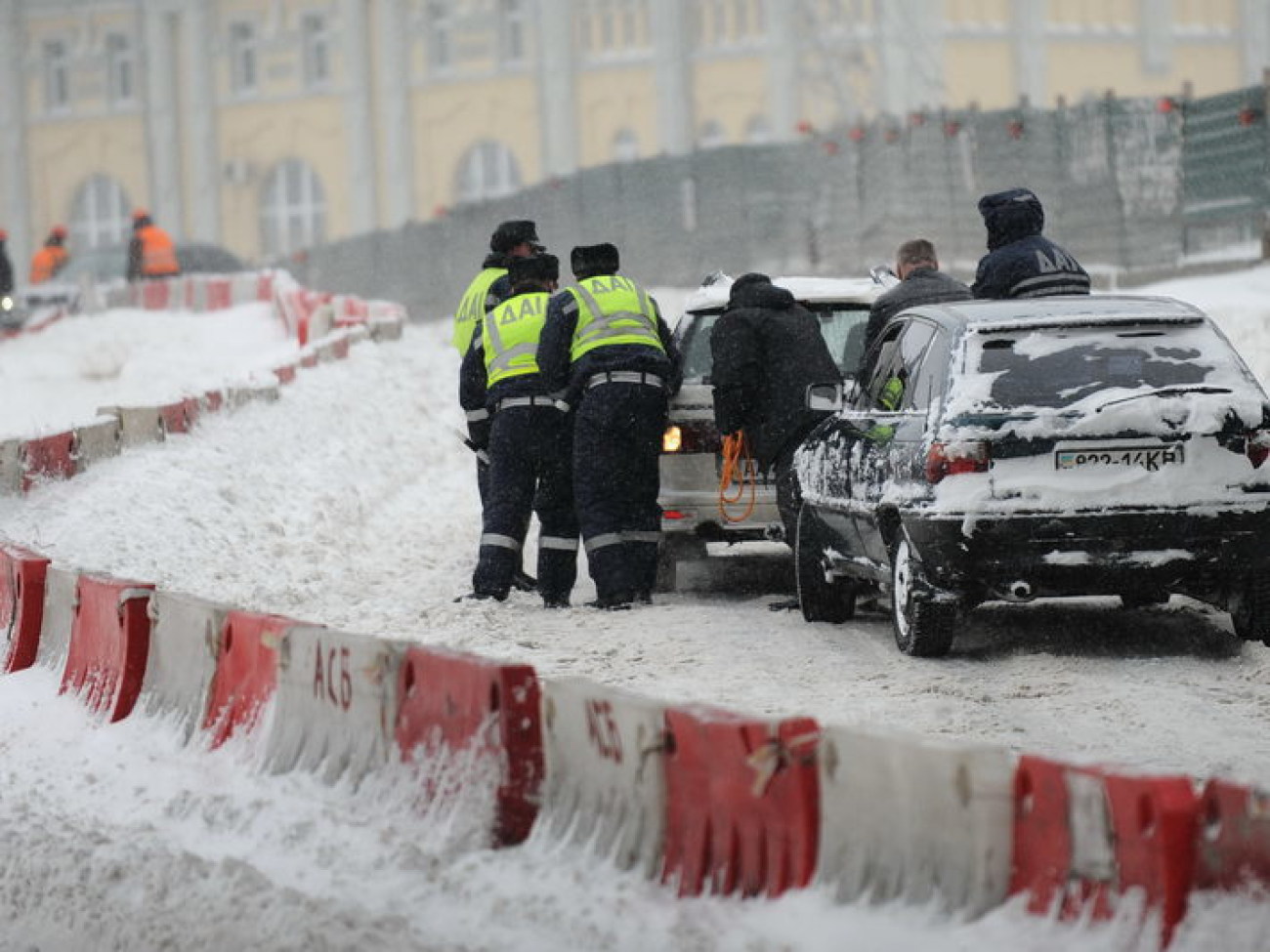 Застрявшие 40 фур в центре Киева вытаскивали МЧС и БТР, 23 марта 2013г.