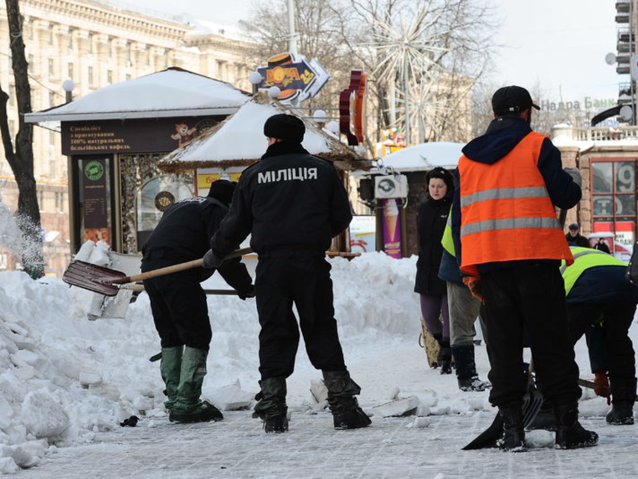 Освобождение Киева от снега проходит медленно, 25 марта 2013г.