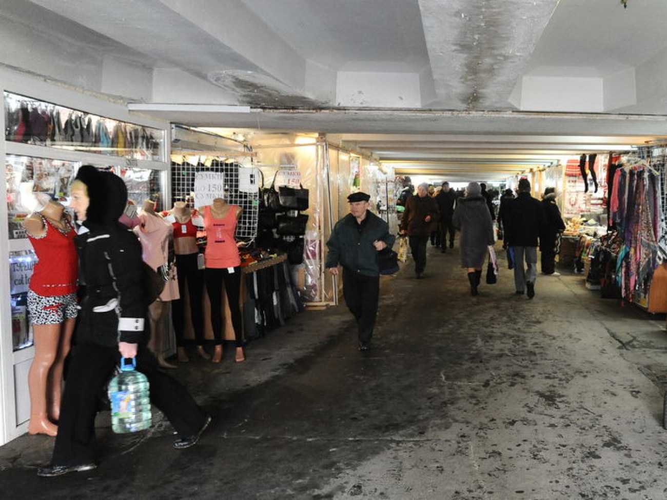 На Подоле начали демонтировать &#171;подземные&#187; ларьки, 26 марта 2013г.