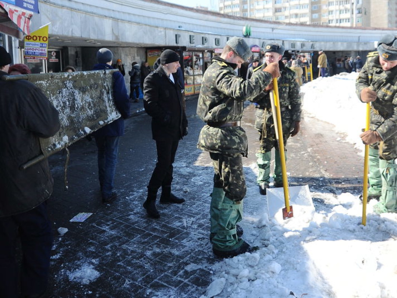 Солдатские носилки в мирное время служат погоде, 29 марта 2013г.