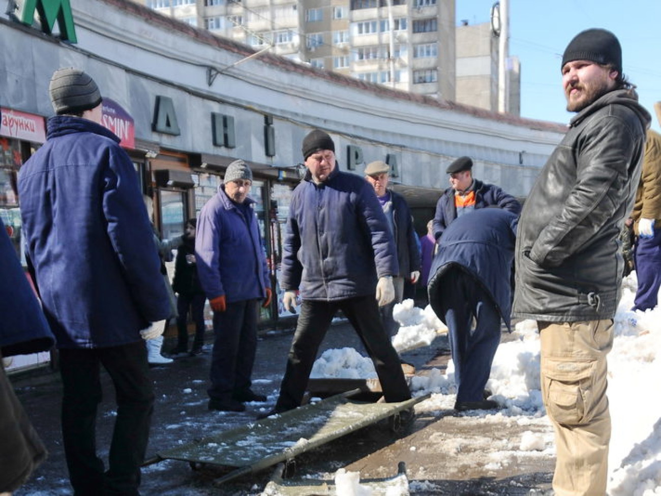 Солдатские носилки в мирное время служат погоде, 29 марта 2013г.