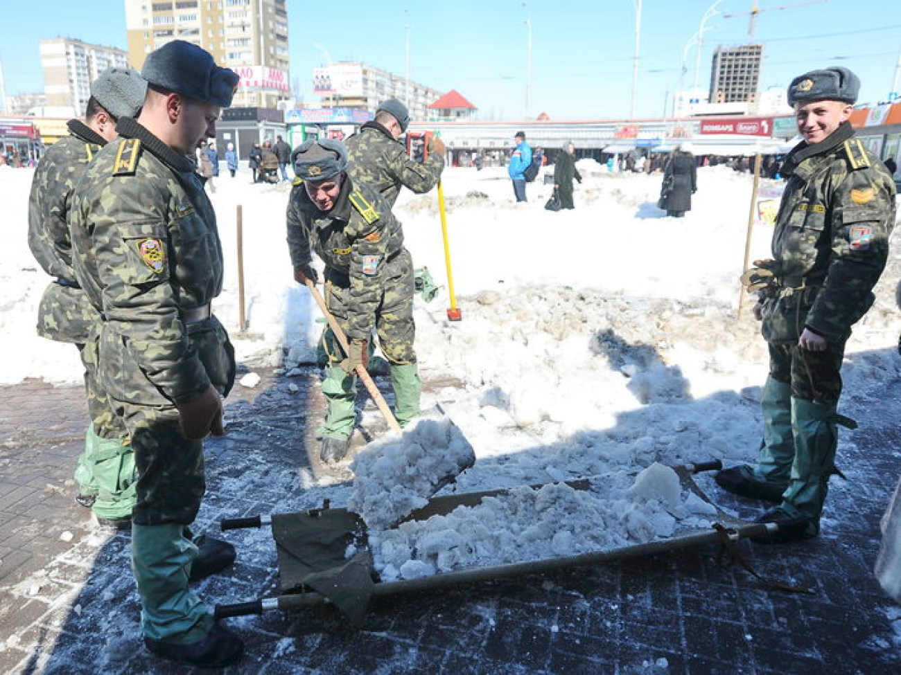 Солдатские носилки в мирное время служат погоде, 29 марта 2013г.