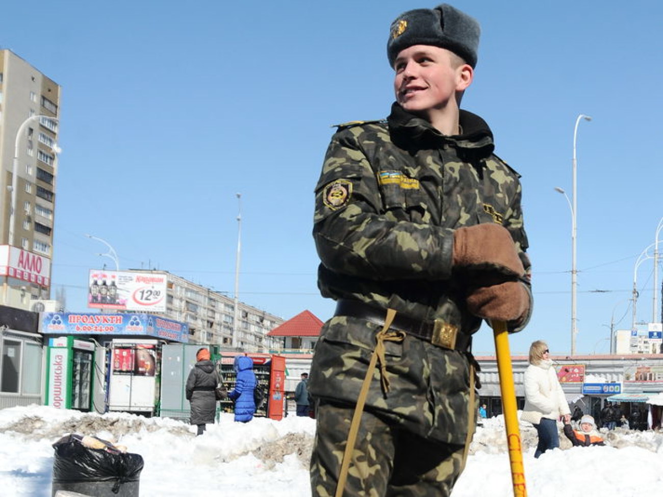 Солдатские носилки в мирное время служат погоде, 29 марта 2013г.