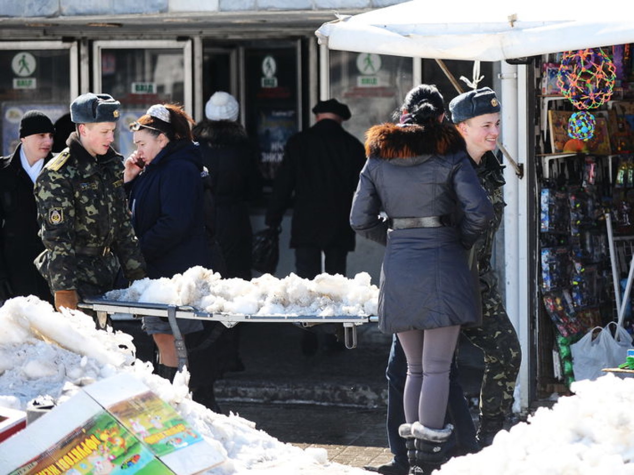 Солдатские носилки в мирное время служат погоде, 29 марта 2013г.