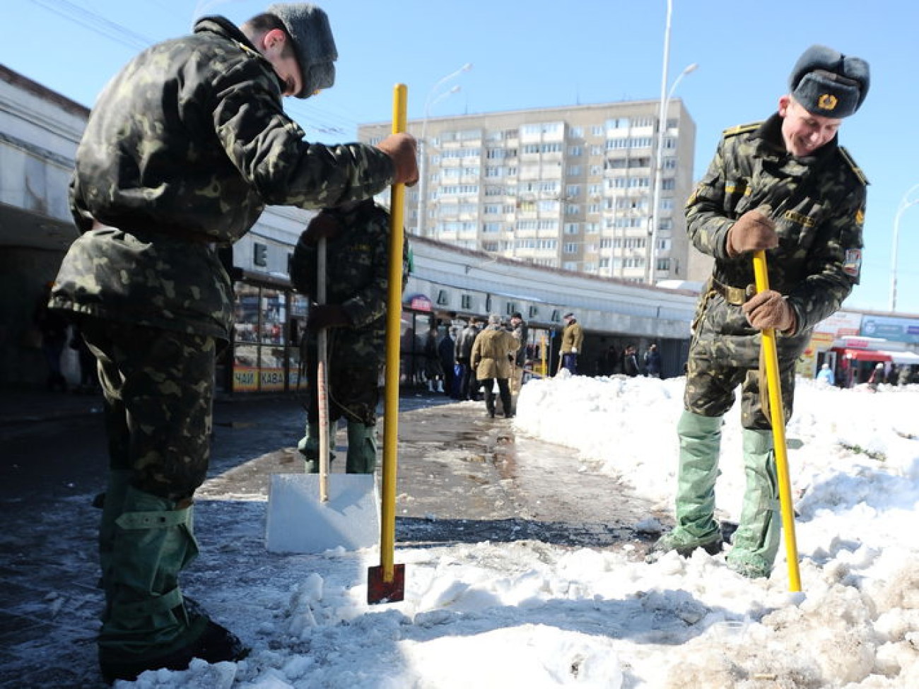 Солдатские носилки в мирное время служат погоде, 29 марта 2013г.