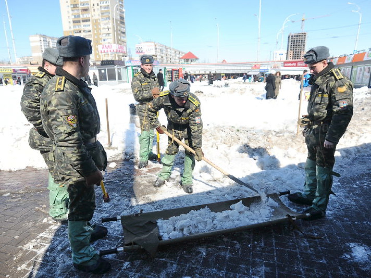 Солдатские носилки в мирное время служат погоде, 29 марта 2013г.