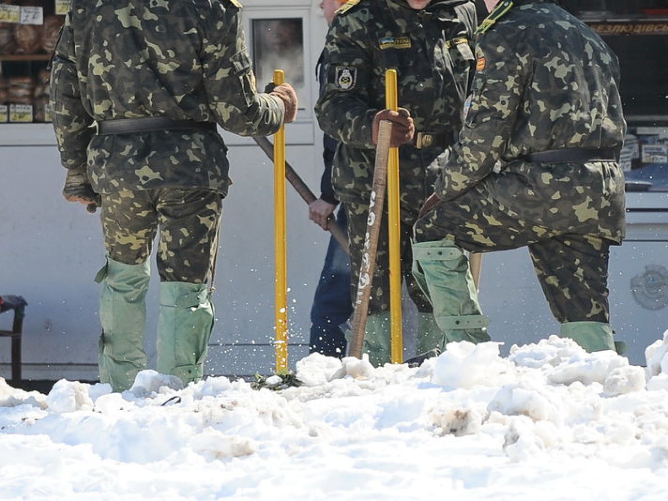 Солдатские носилки в мирное время служат погоде, 29 марта 2013г.