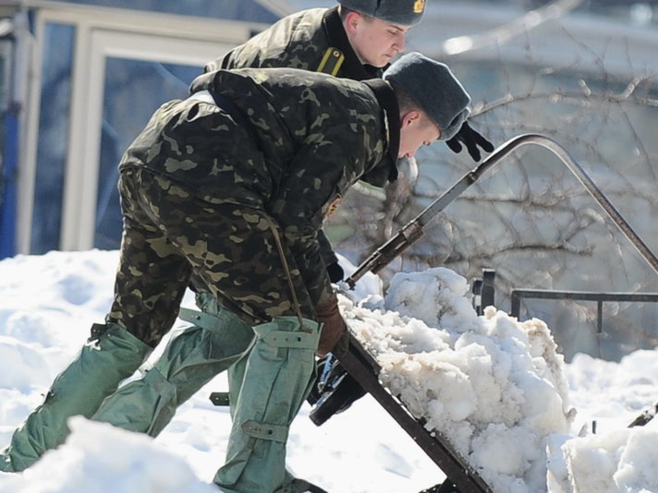 Солдатские носилки в мирное время служат погоде, 29 марта 2013г.