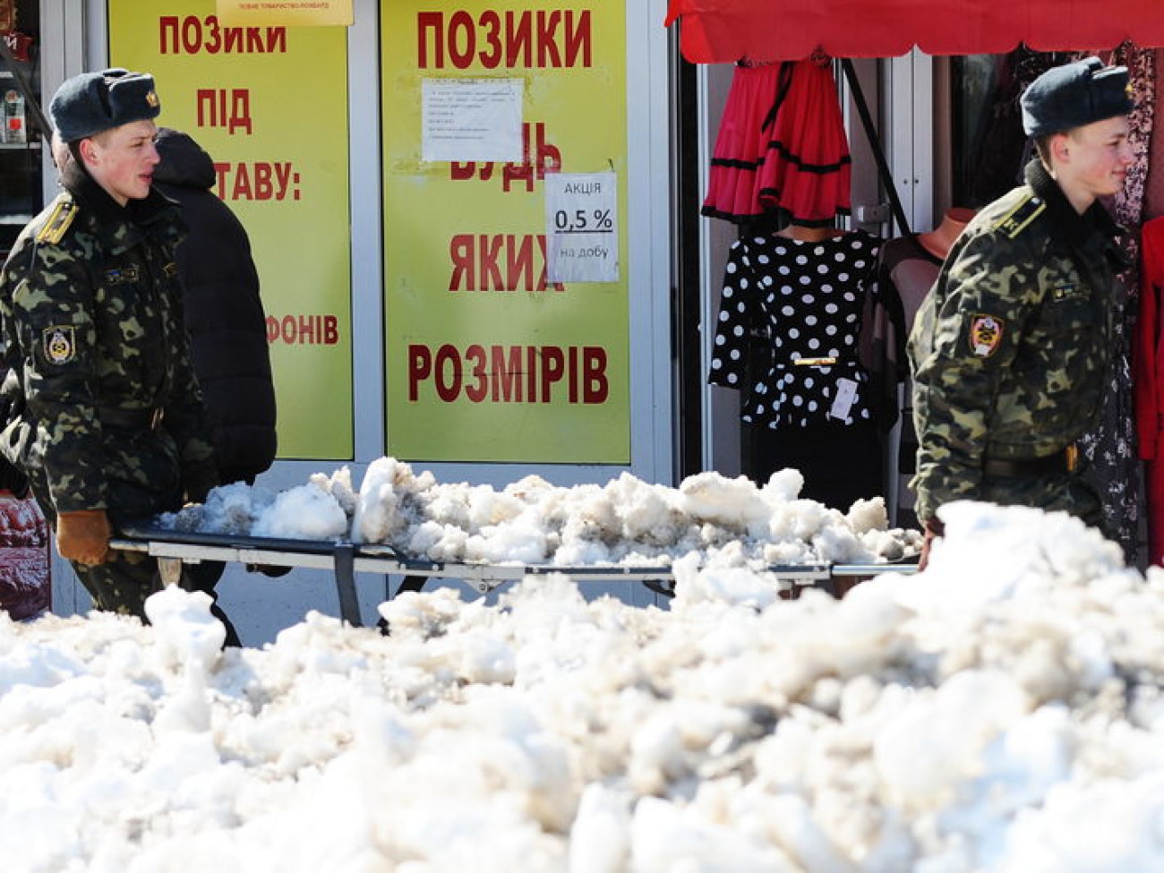 Солдатские носилки в мирное время служат погоде, 29 марта 2013г.