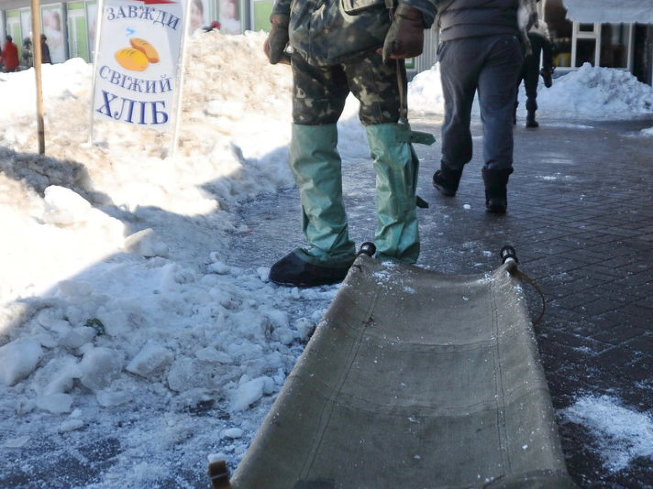 Солдатские носилки в мирное время служат погоде, 29 марта 2013г.