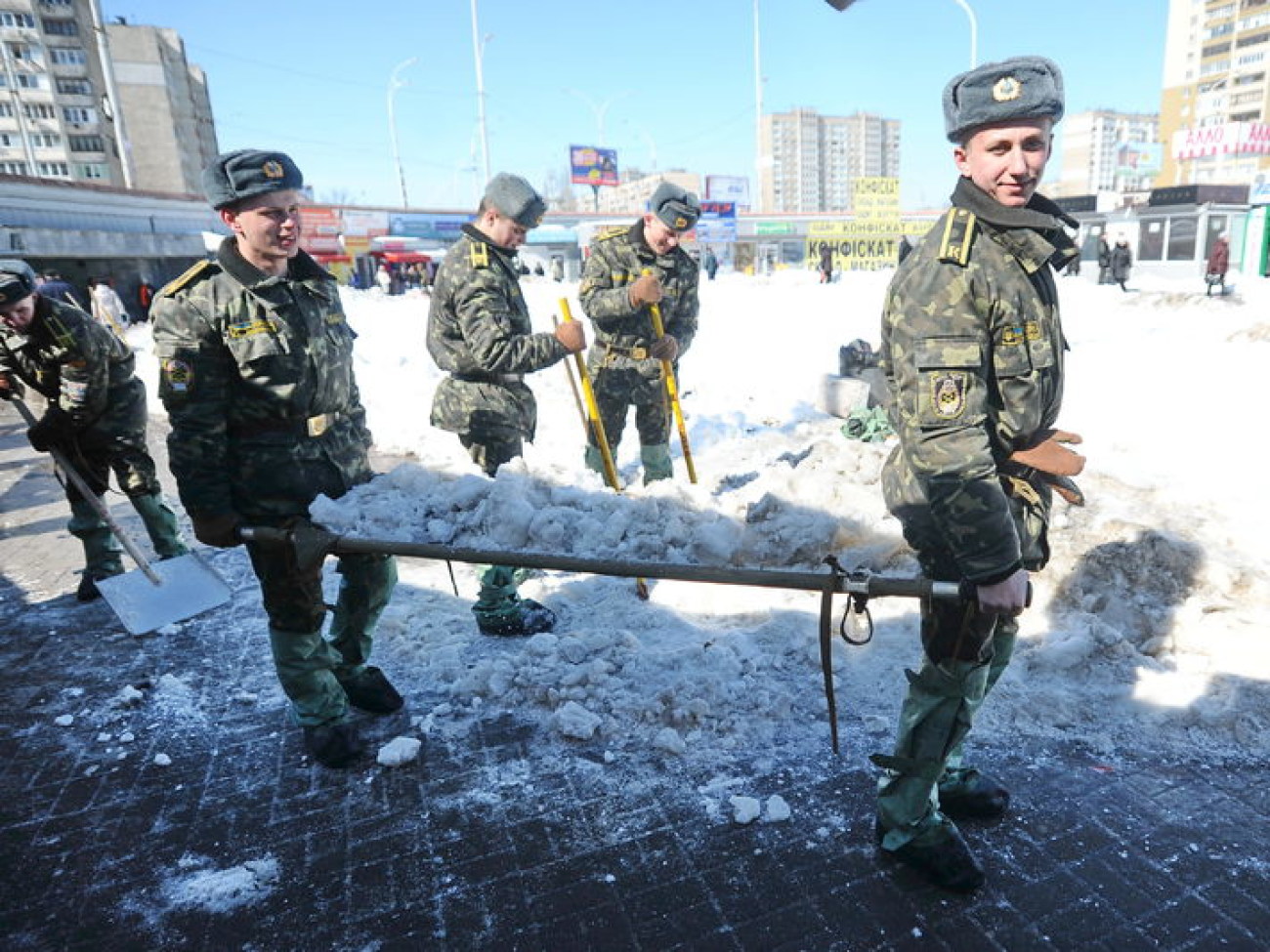 Солдатские носилки в мирное время служат погоде, 29 марта 2013г.