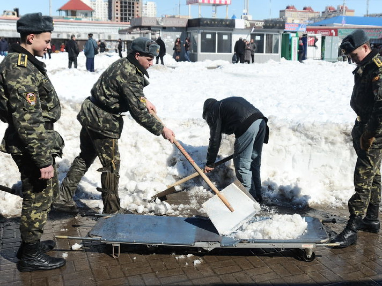 Солдатские носилки в мирное время служат погоде, 29 марта 2013г.