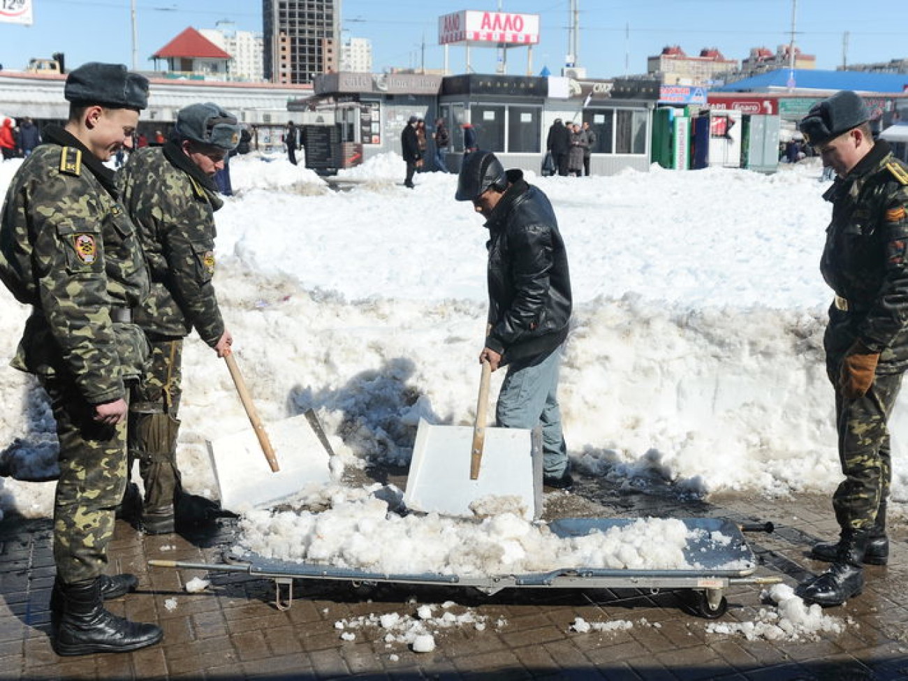 Солдатские носилки в мирное время служат погоде, 29 марта 2013г.