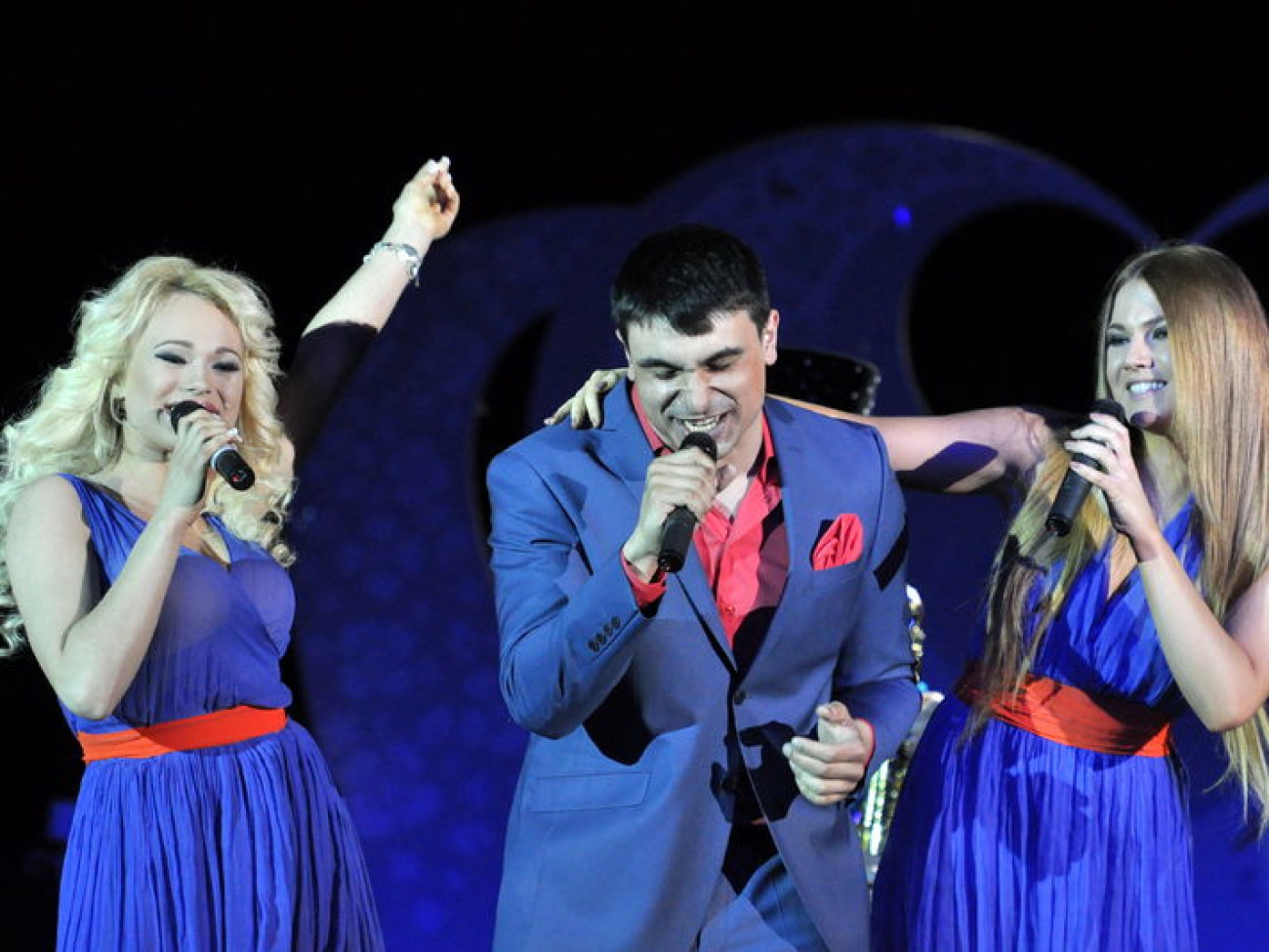 Завидние женихи и невесты одели свадебные наряды