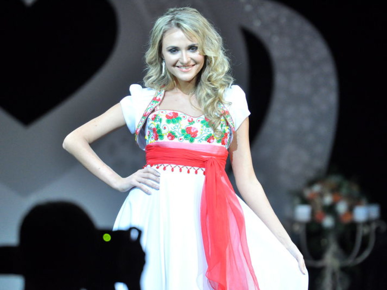 Завидние женихи и невесты одели свадебные наряды