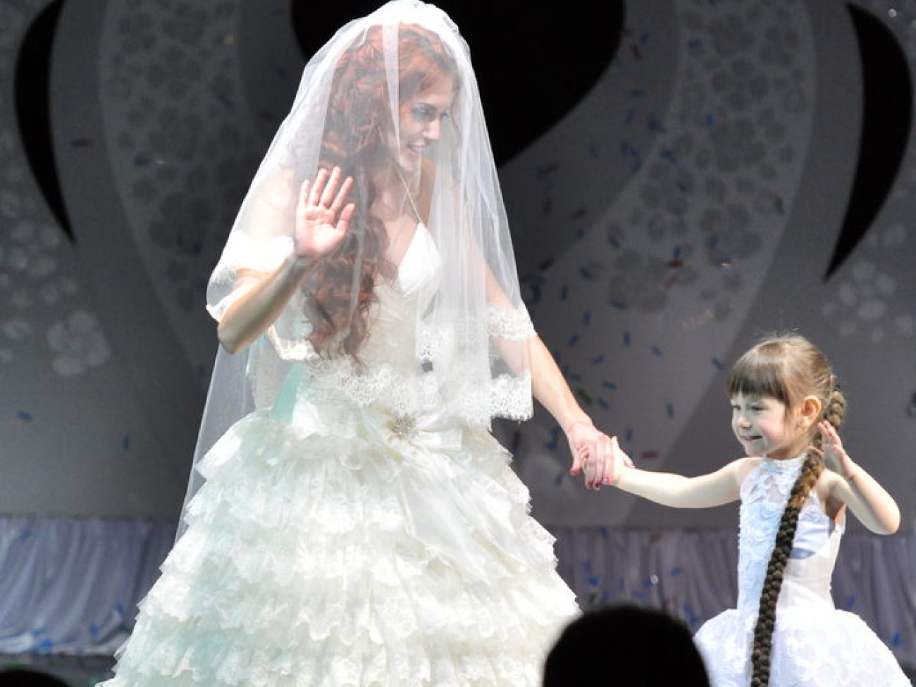 Завидние женихи и невесты одели свадебные наряды