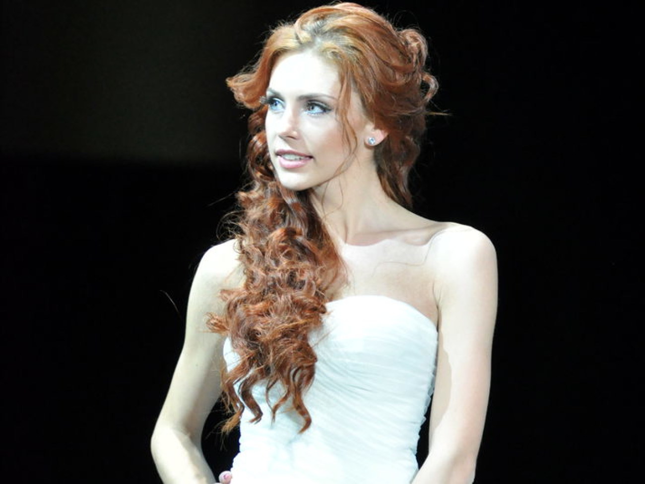 Завидние женихи и невесты одели свадебные наряды