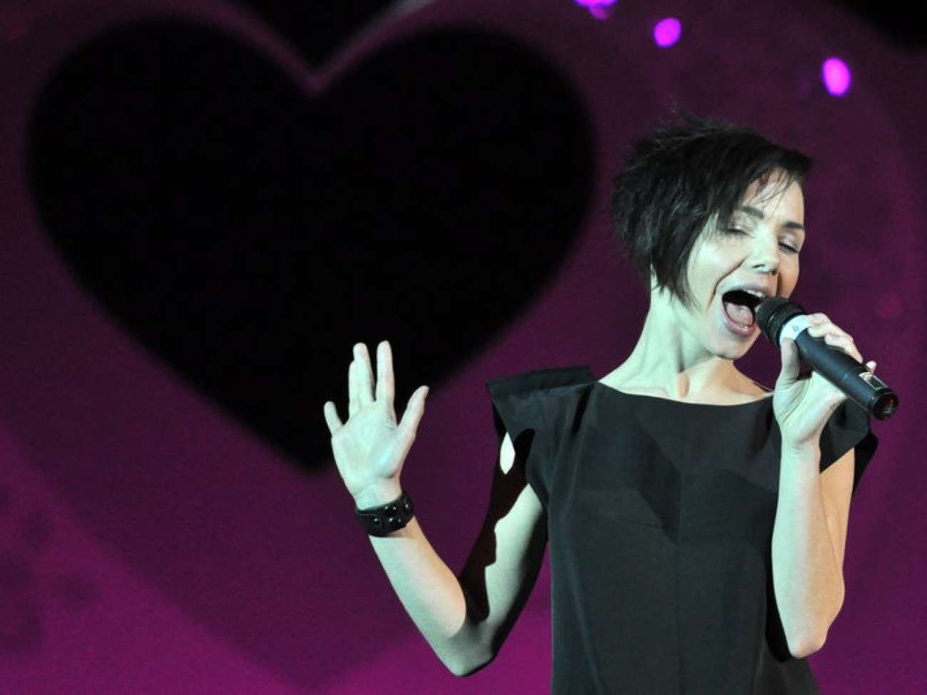 Завидние женихи и невесты одели свадебные наряды