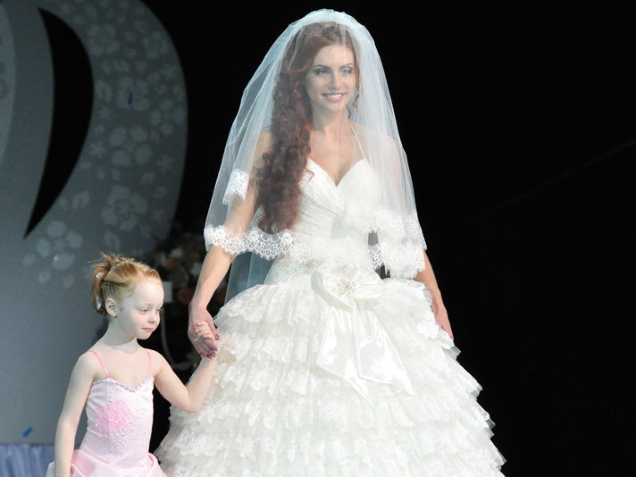 Завидние женихи и невесты одели свадебные наряды