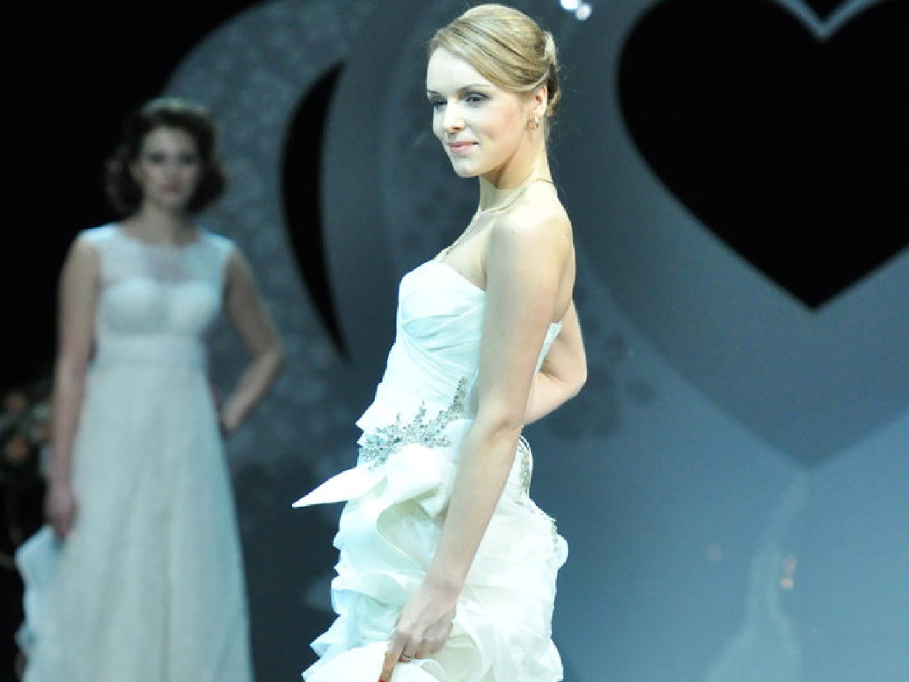 Завидние женихи и невесты одели свадебные наряды