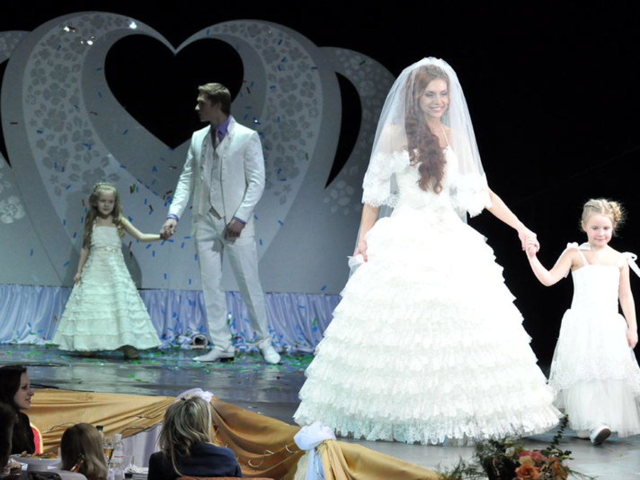 Завидние женихи и невесты одели свадебные наряды