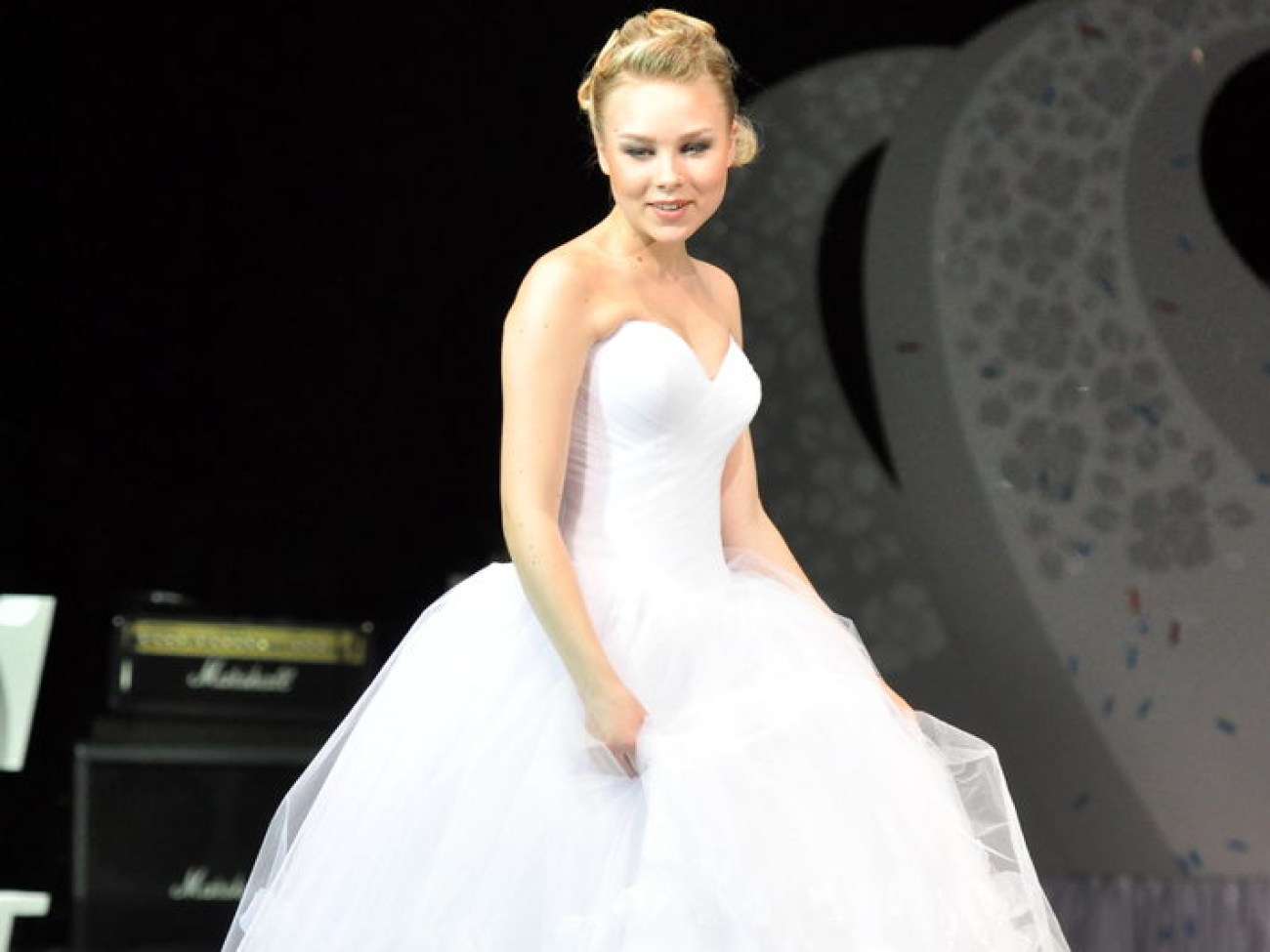 Завидние женихи и невесты одели свадебные наряды