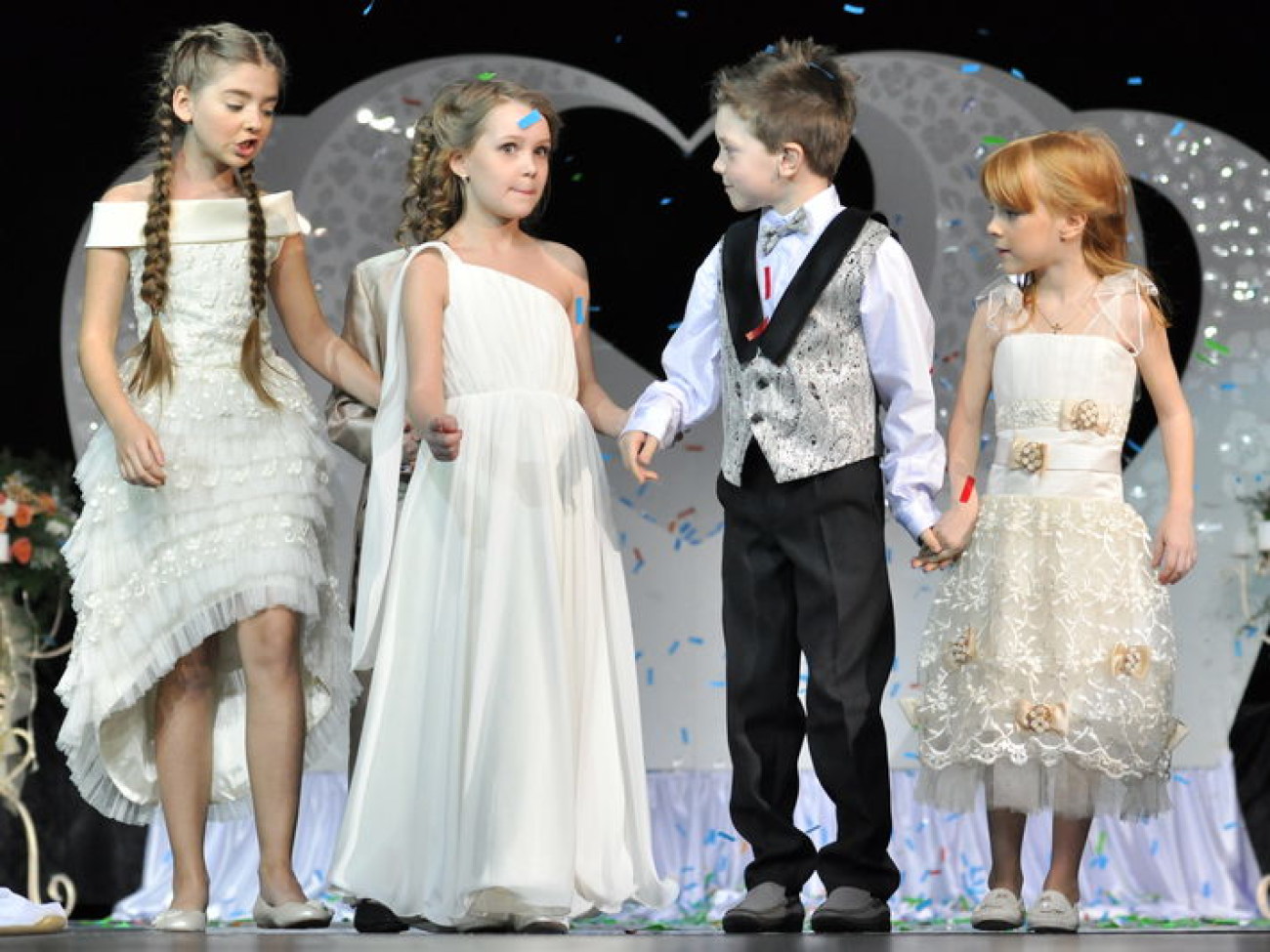 Завидние женихи и невесты одели свадебные наряды