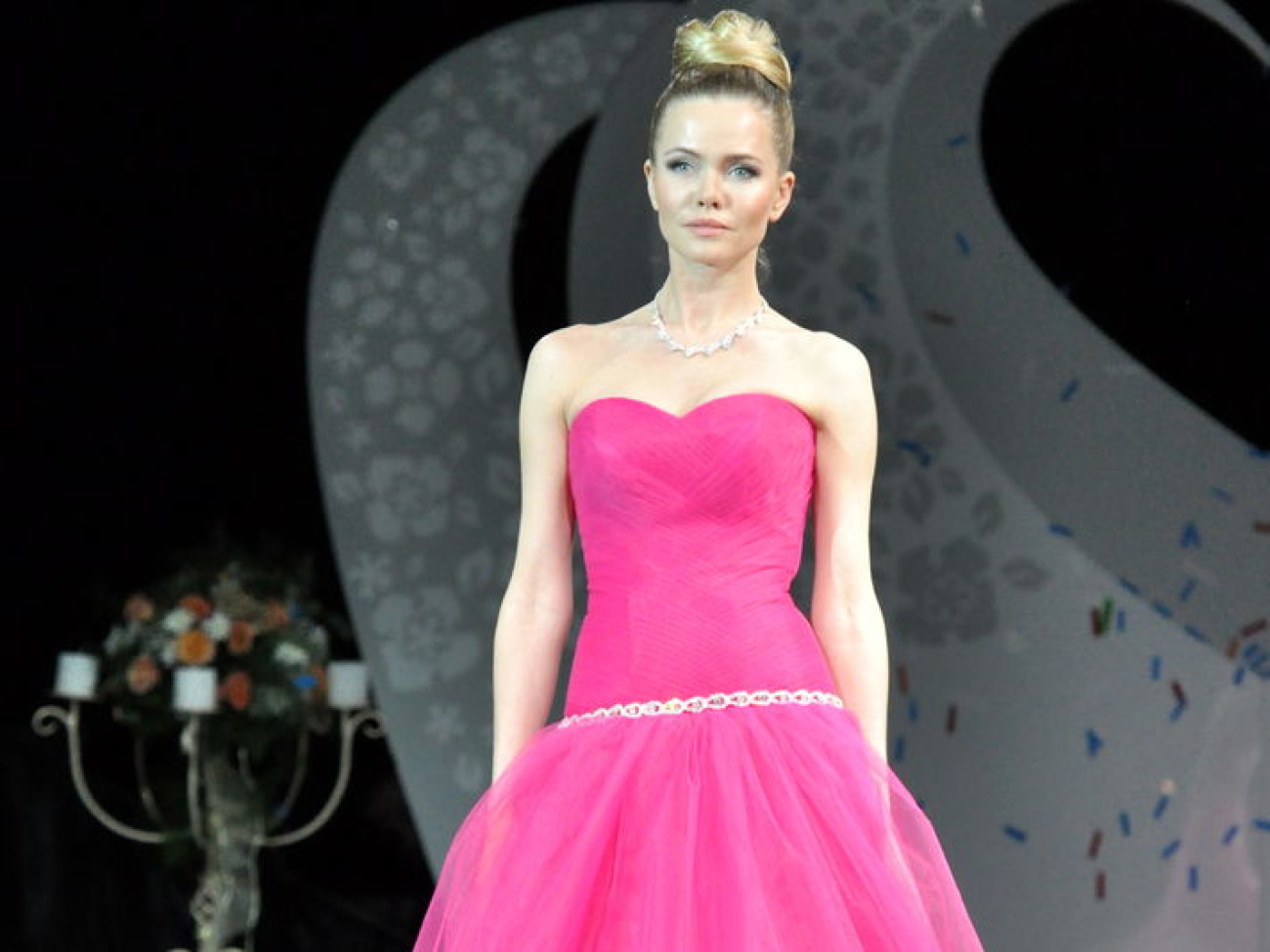 Завидние женихи и невесты одели свадебные наряды