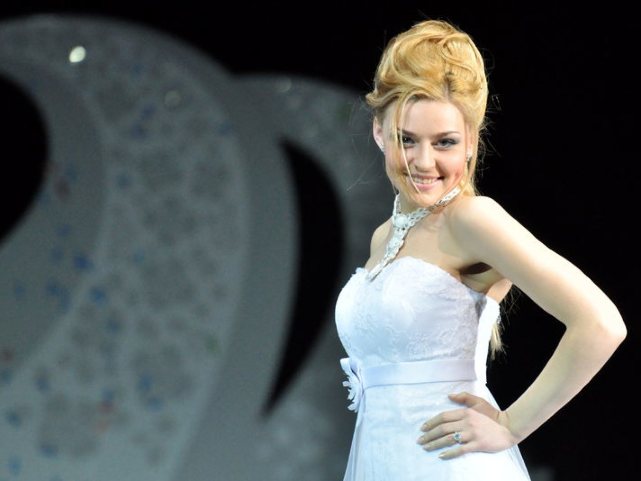 Завидние женихи и невесты одели свадебные наряды