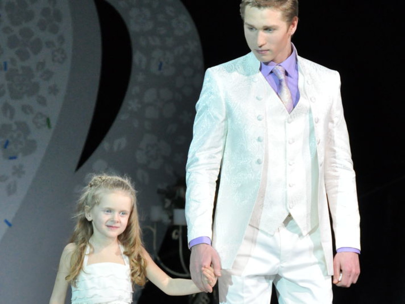 Завидние женихи и невесты одели свадебные наряды