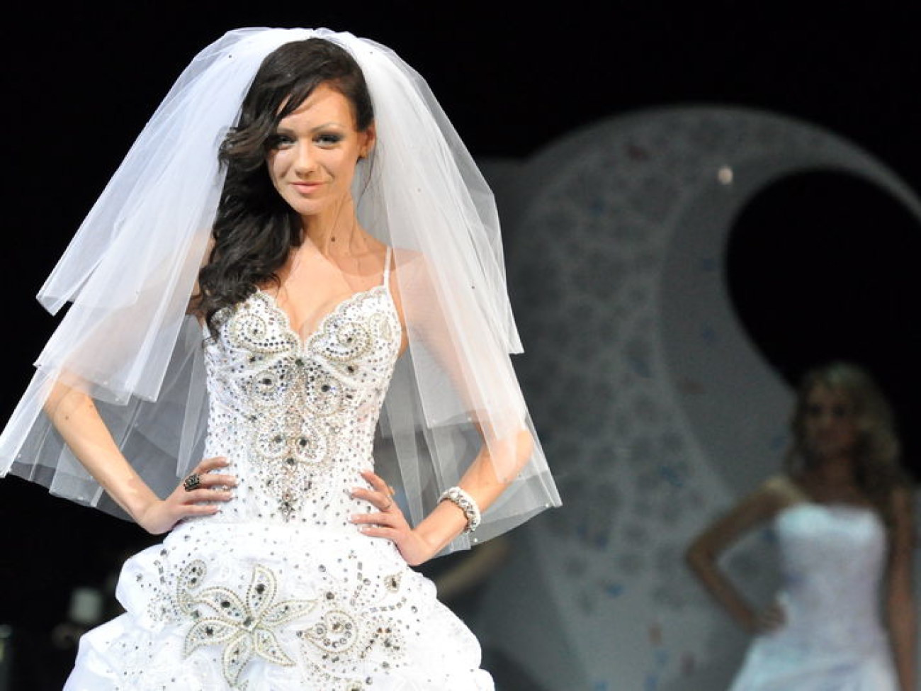 Завидние женихи и невесты одели свадебные наряды