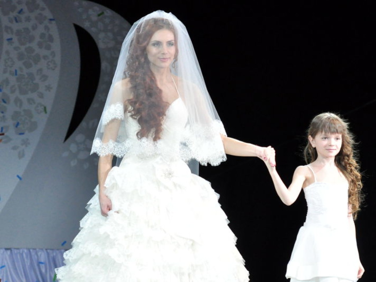 Завидние женихи и невесты одели свадебные наряды