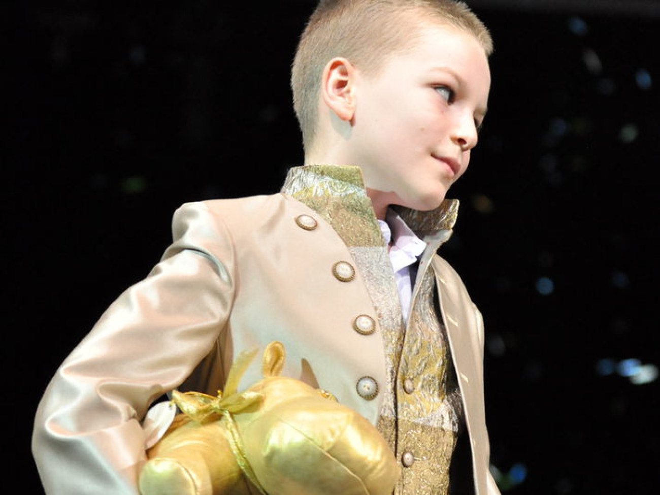 Завидние женихи и невесты одели свадебные наряды