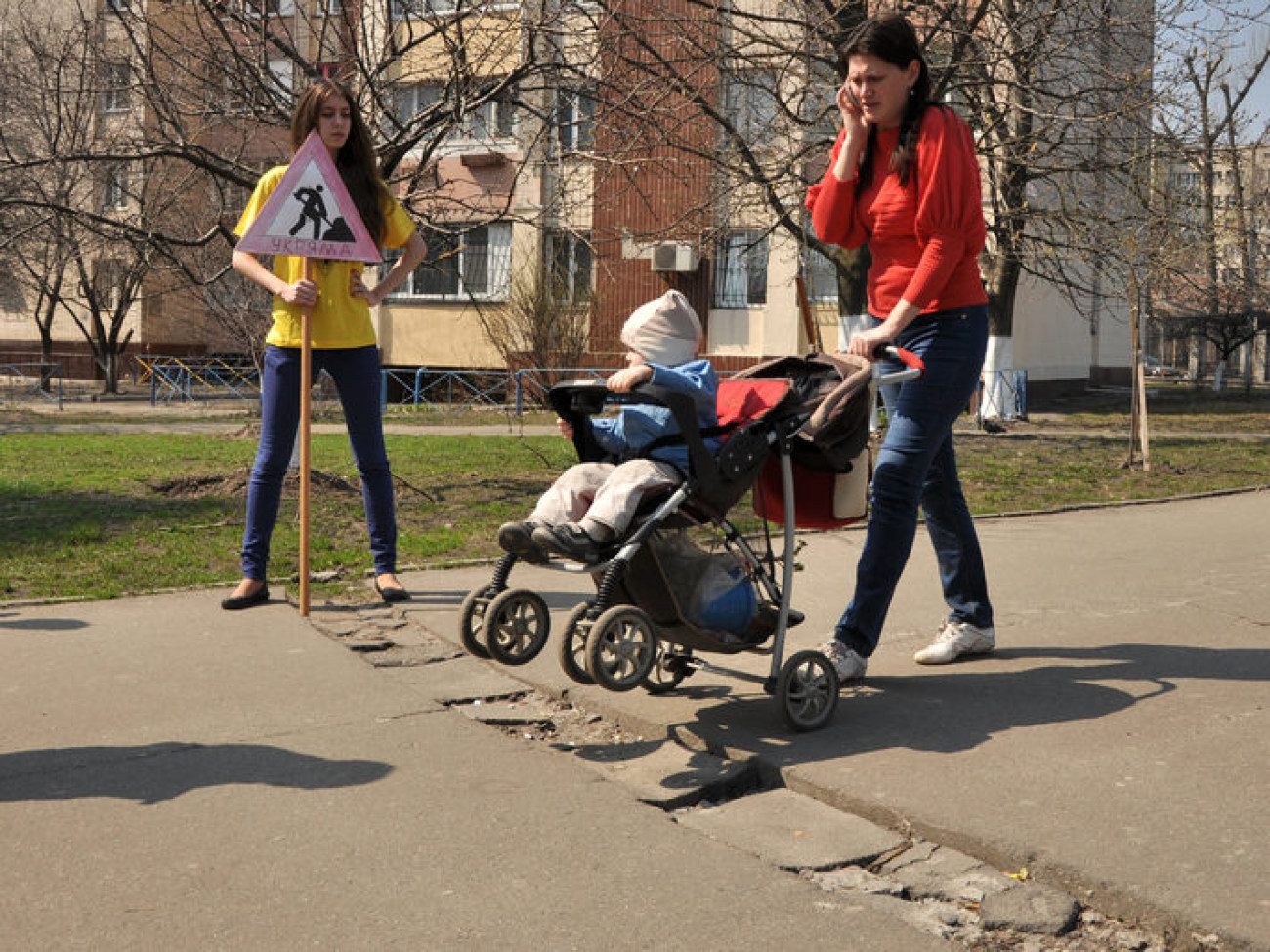 Столичные ямы на дорогах залатали цветами, 19 апреля 2013г.