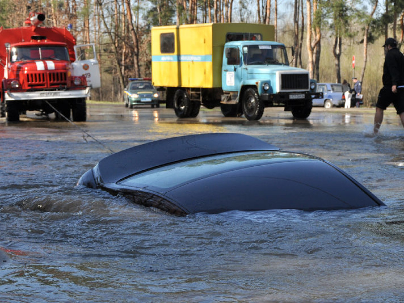 Вода унесла Hyundai под землю, 22 апреля 2013г.