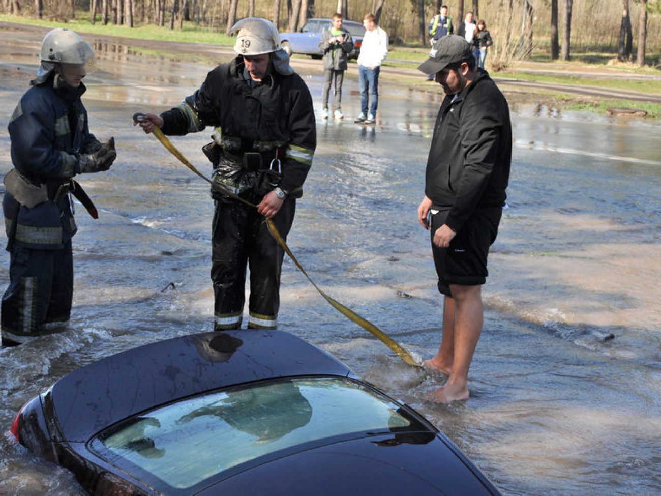 Вода унесла Hyundai под землю, 22 апреля 2013г.