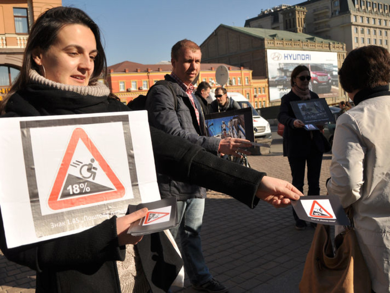 Активисты Киева требуют расширить подземный переход возле Почтовой площади, 23 апреля 2013г.