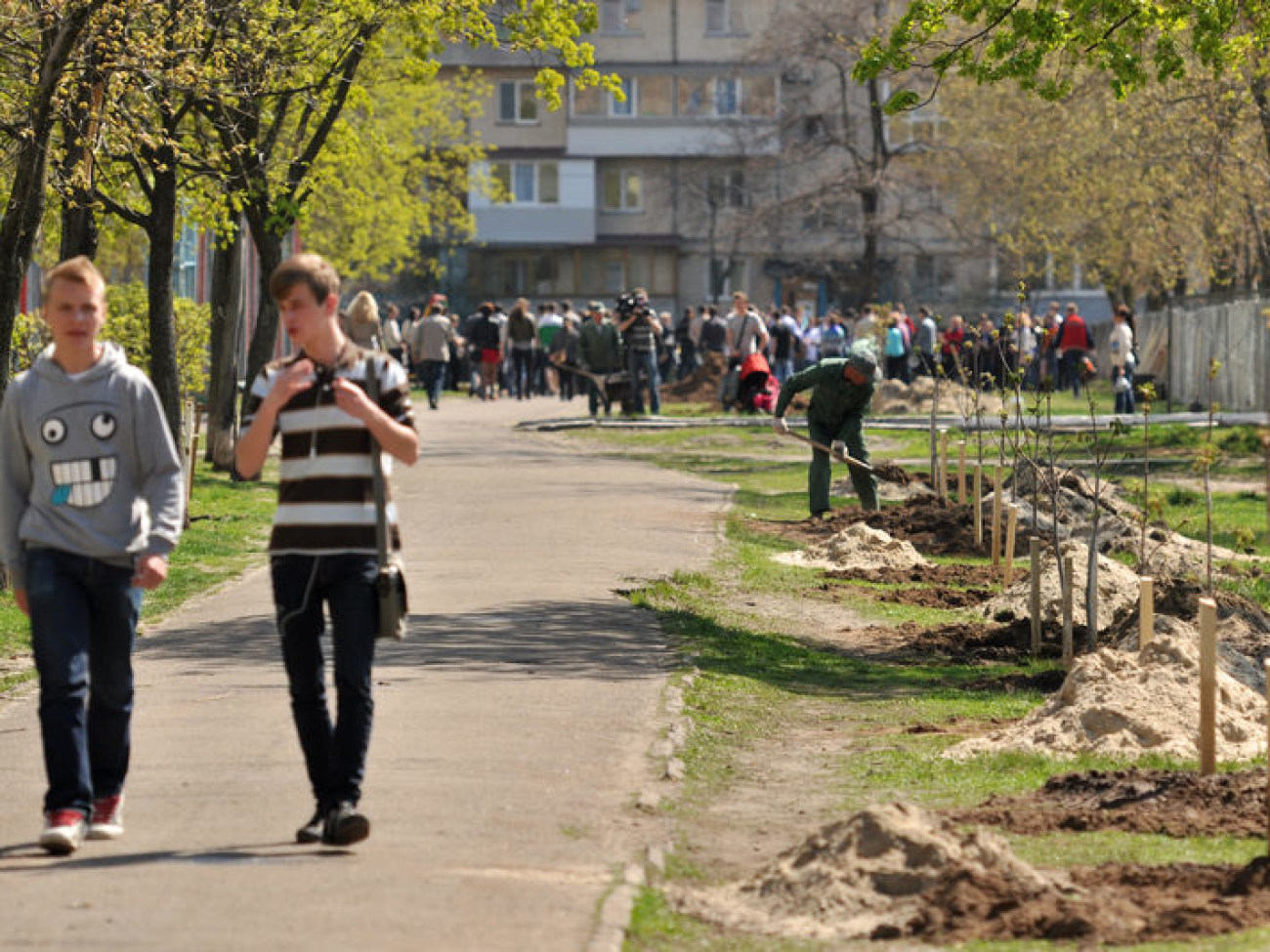 На Оболонском проспекте высадили «Аллею молодых педагогов» в Киеве, 26 апреля 2013г.