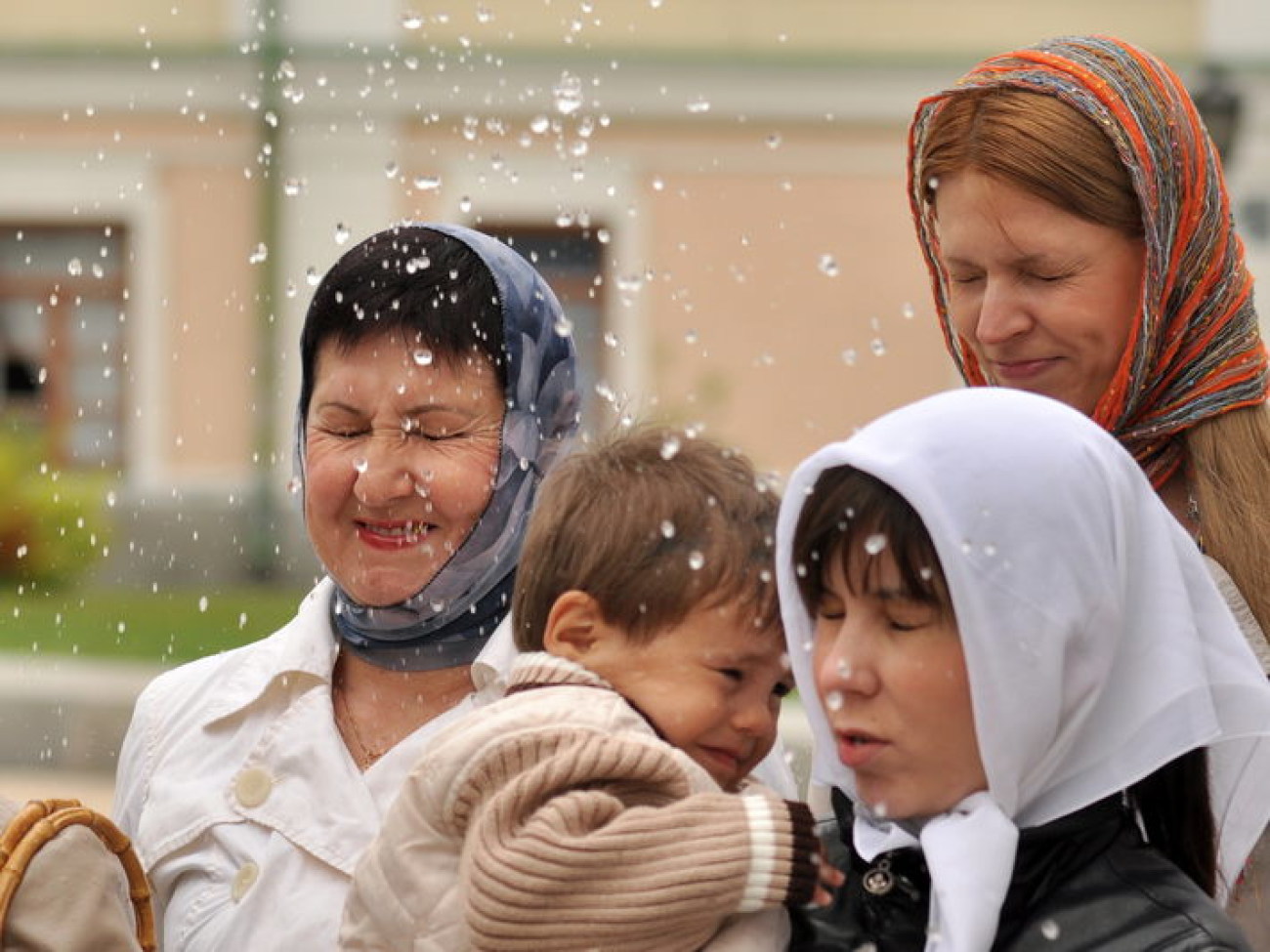 Верующие во время празднования Пасхи во Владимирском соборе в Киеве
