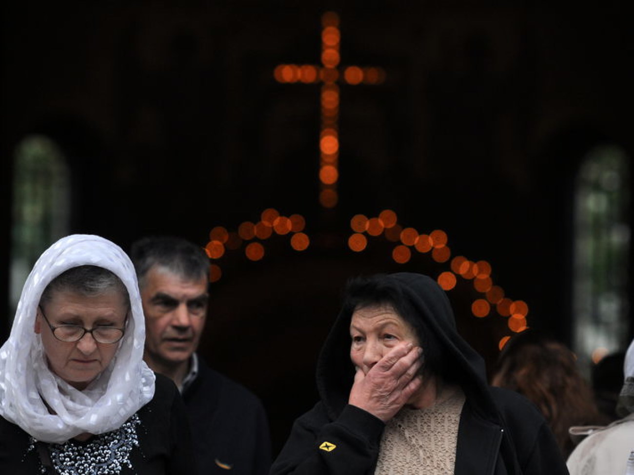 Верующие во время празднования Пасхи во Владимирском соборе в Киеве