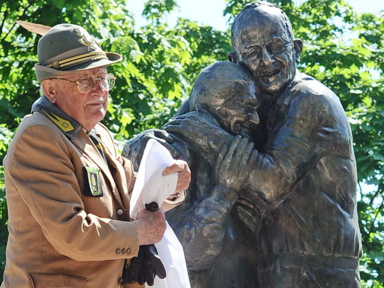 В Киеве открыли памятник вечной любви, 6 мая 2013г.