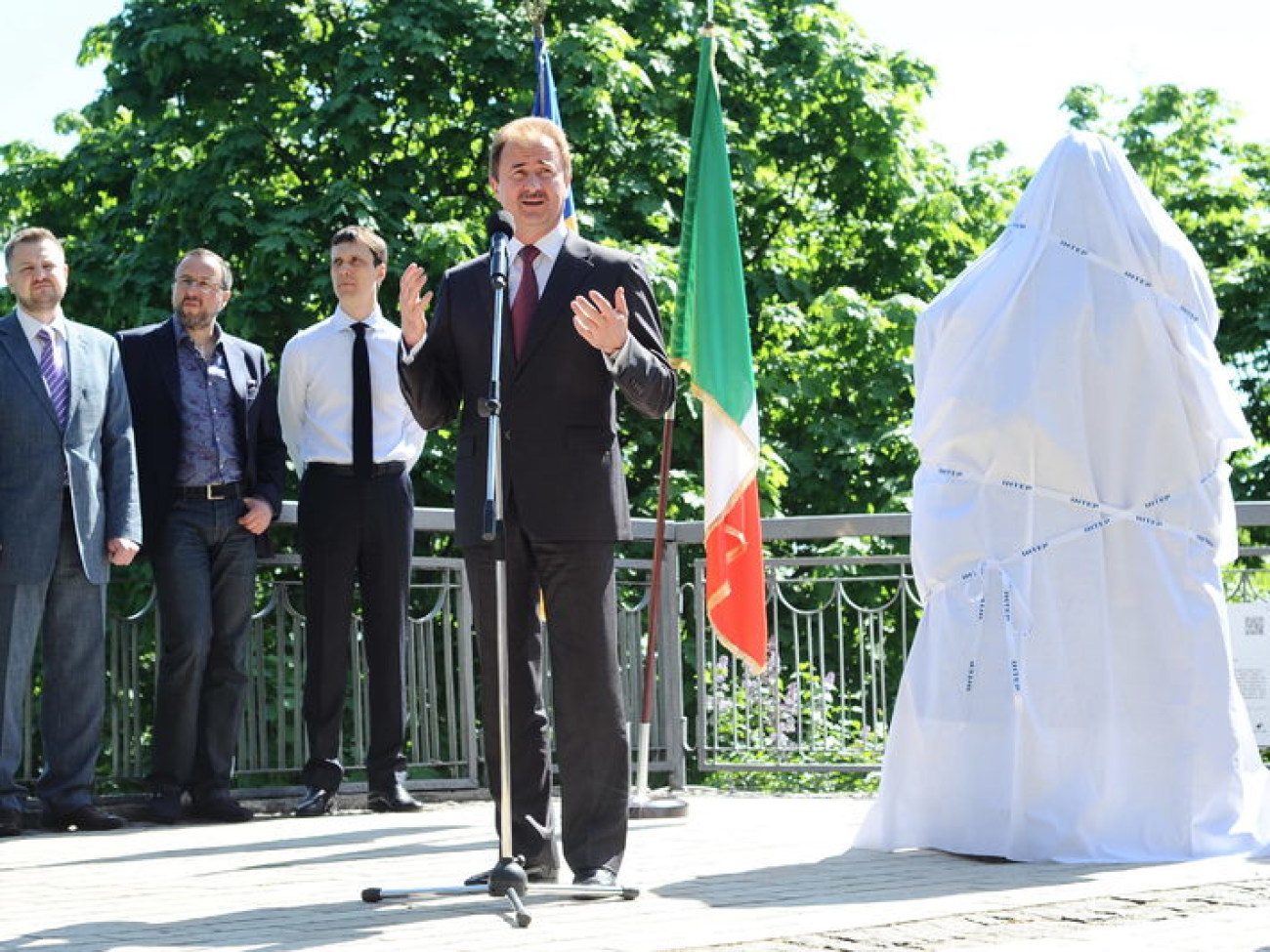 В Киеве открыли памятник вечной любви, 6 мая 2013г.